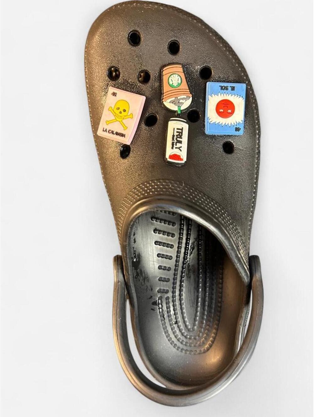 One Black Crocs Right shoe only for replacement with 4 Jibitz